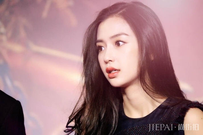 她花500万整容成baby，一夜爆火成网红，网友：整容前比baby美