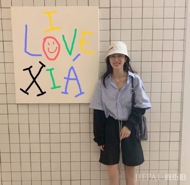 不潮不敢出街,学周雨彤小姐姐穿花衬衫配黑色短裤,帅到想娶回家