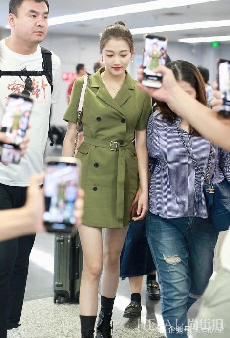 关晓彤照着泫雅的造型穿,居然还能这么大妈气质