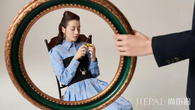 女明星示范，头发扎一半留一半，这些发型好打理还时髦