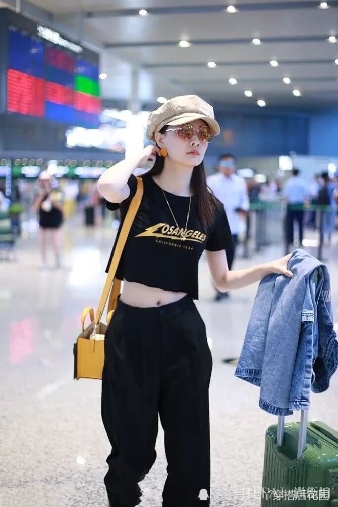 徐璐露脐装配阔腿裤走机场，帽子复古时髦为造型加分