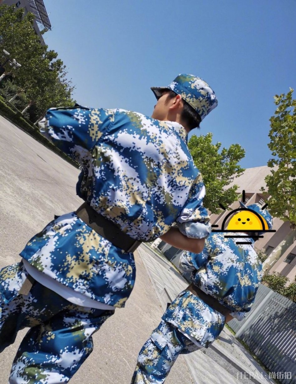 易烊千玺中戏军训照曝光，休息时男生们围着他人缘太好