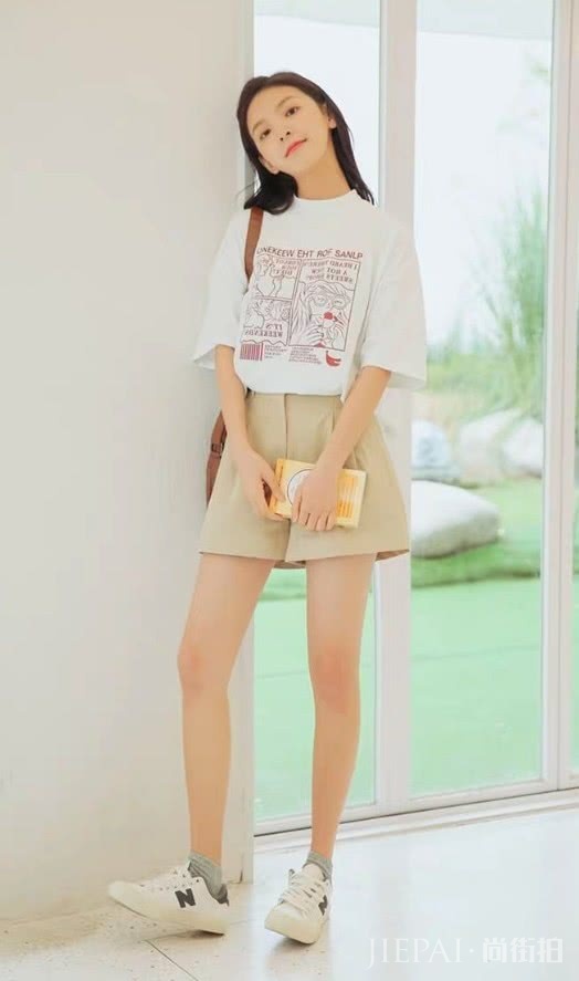 普通T恤穿法没个性?试试章若楠的“塞衣角”,让你显高5cm