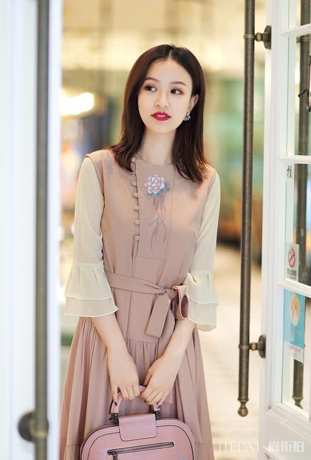 七夕约会怎么穿?一袭粉色中式连衣裙,清纯又甜美的初恋感