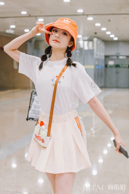 李兰迪穿印花T恤搭A字裙,长发披肩气质太好