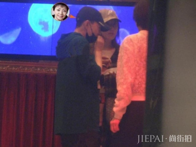 宋丹丹全家唱K，65岁老公高大帅气，牵手干女儿比大7岁儿媳感情好