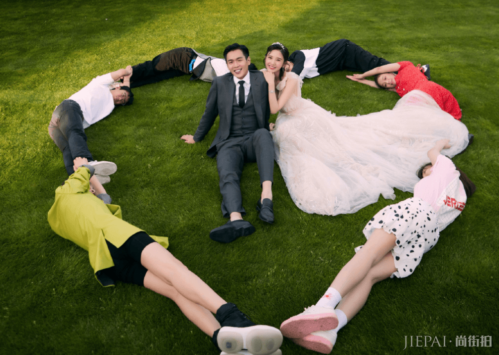 唐艺昕蜜月旅行后晒七夕写真，穿平底鞋长腿吸睛，幸福全写在脸上