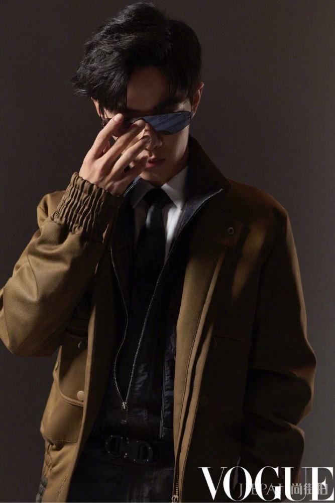 肖战登九月刊杂志封面,“红配绿”居然也很帅