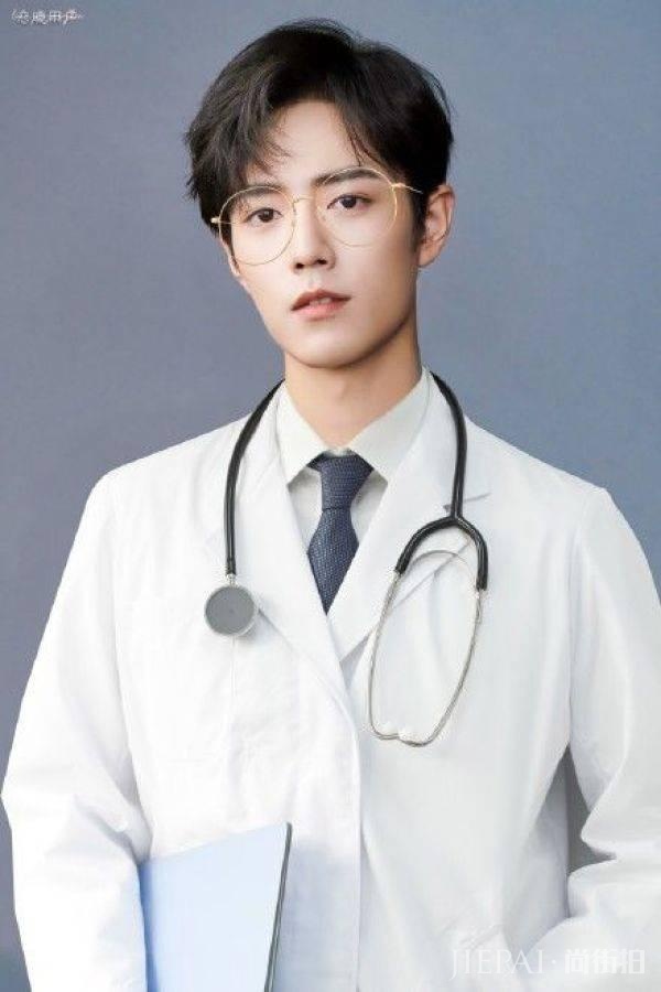 肖战新戏开拍,路人镜头下又高又瘦侧脸很绝,网友:禁欲系男神