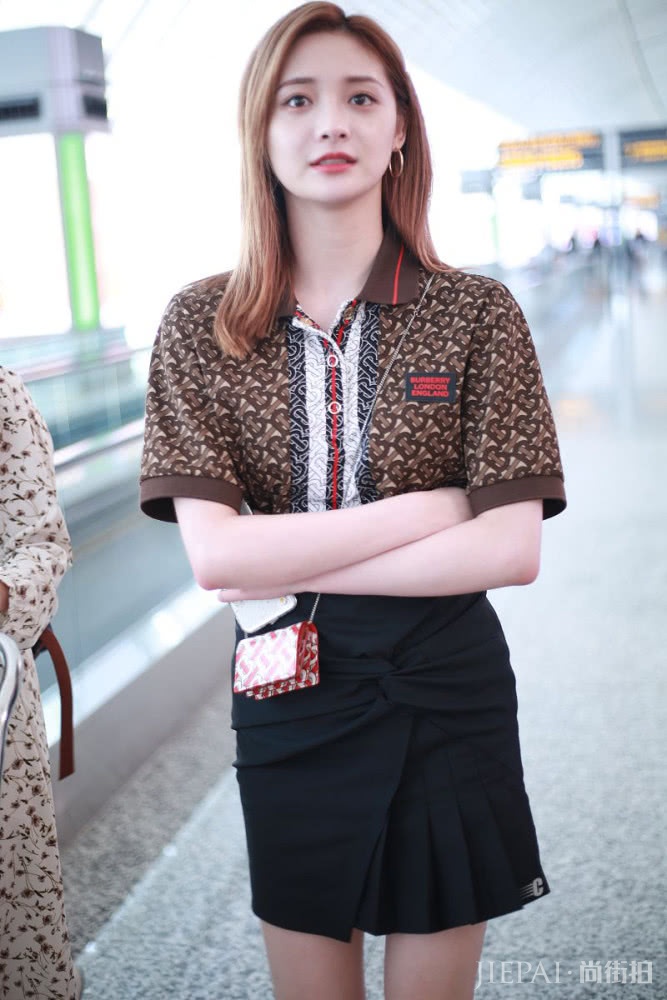 周洁琼不仅身材好,皮肤更好,穿POLO衫搭配短裙秀大腿