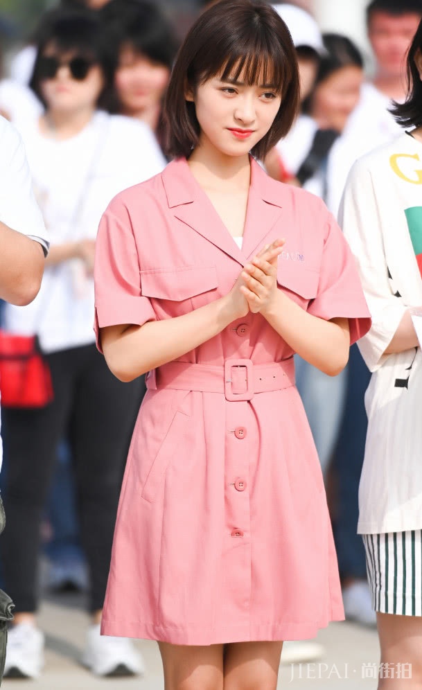 可算等到沈月瘦下来,粉嫩打扮完胜陈都灵,不愧曾经是校花