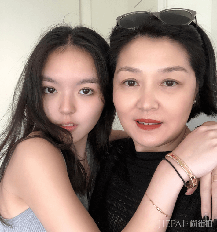 李咏女儿晒最新美照,身着背心大秀小蛮腰,街头凹造型又美又帅