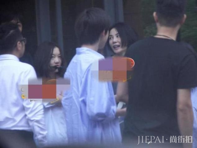 王菲罕见与女儿一同现身机场,李嫣“下衣失踪”大长腿迷人