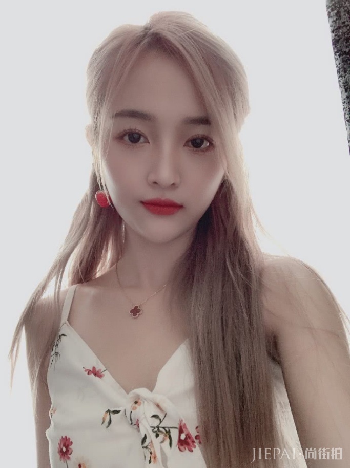 吴宣仪晒自拍穿热短裤大秀美腿 精致五官仙女感十足