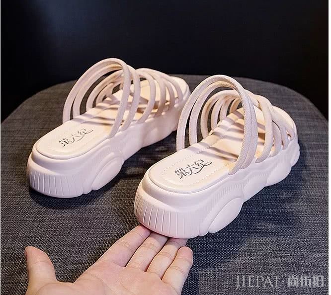 泫雅在穿的“丑丑鞋”,上脚超时髦