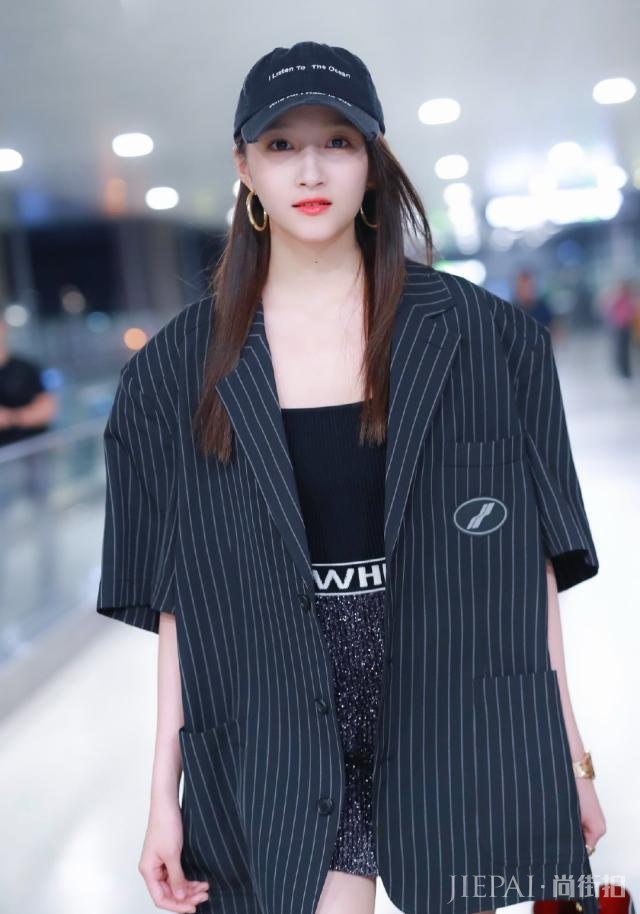 关晓彤条纹西装搭配短裙气场太强,标志性大长腿真抢镜