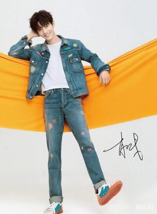 肖战登九月刊杂志封面,“红配绿”居然也很帅