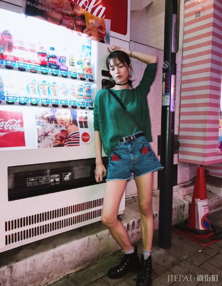 钟楚曦穿宽松西装配牛仔阔腿裤，一路甜笑不止超可爱