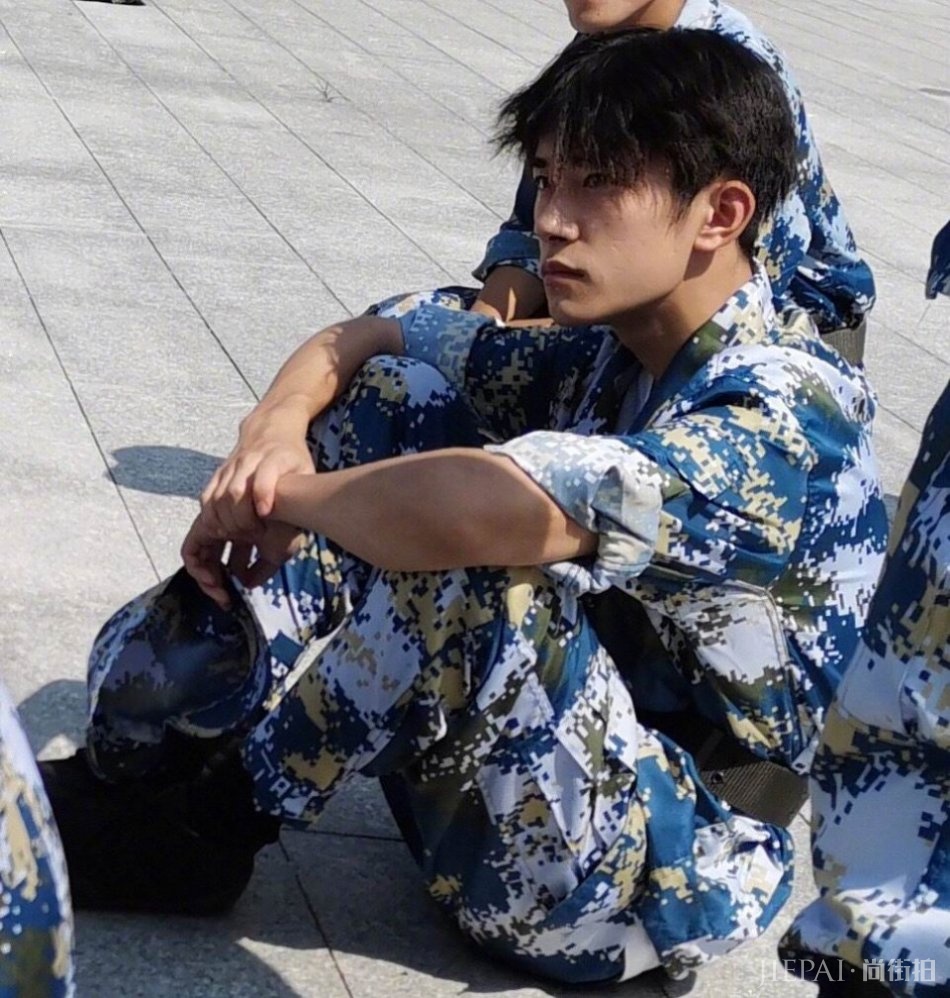 易烊千玺中戏军训照曝光,休息时男生们围着他人缘太好