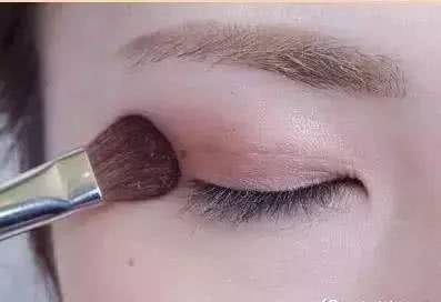 卧蚕有多重要？教你画女神标配卧蚕眼妆