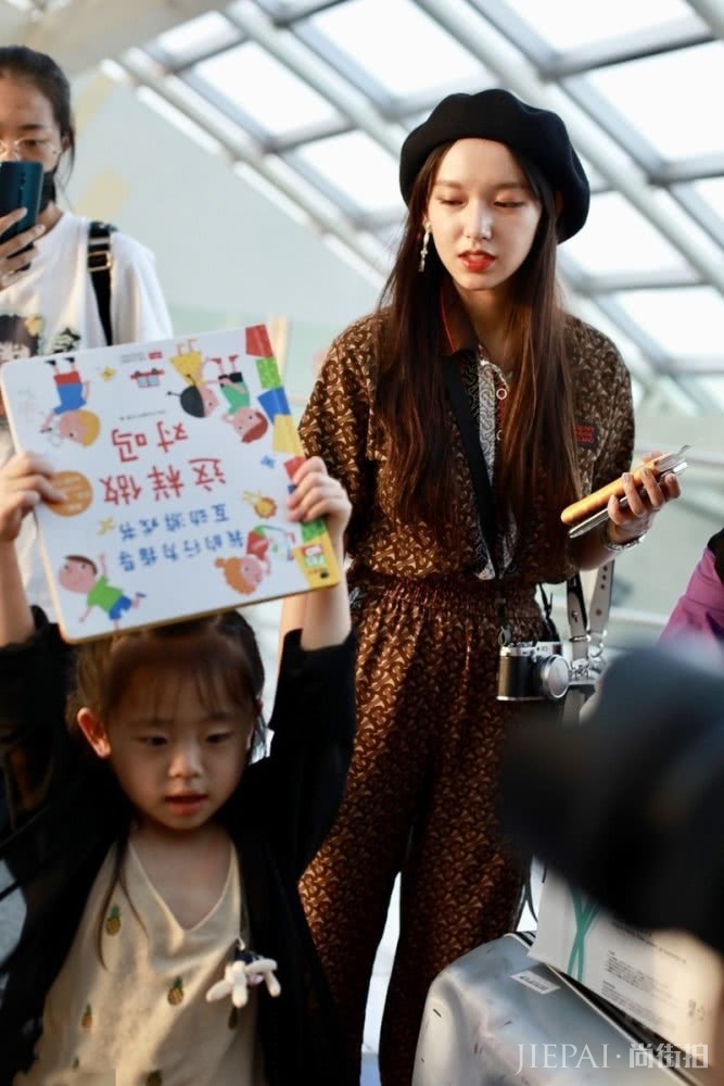 程潇一身复古装惊艳全场,个性爽朗也不缺性感,气质拿捏太好