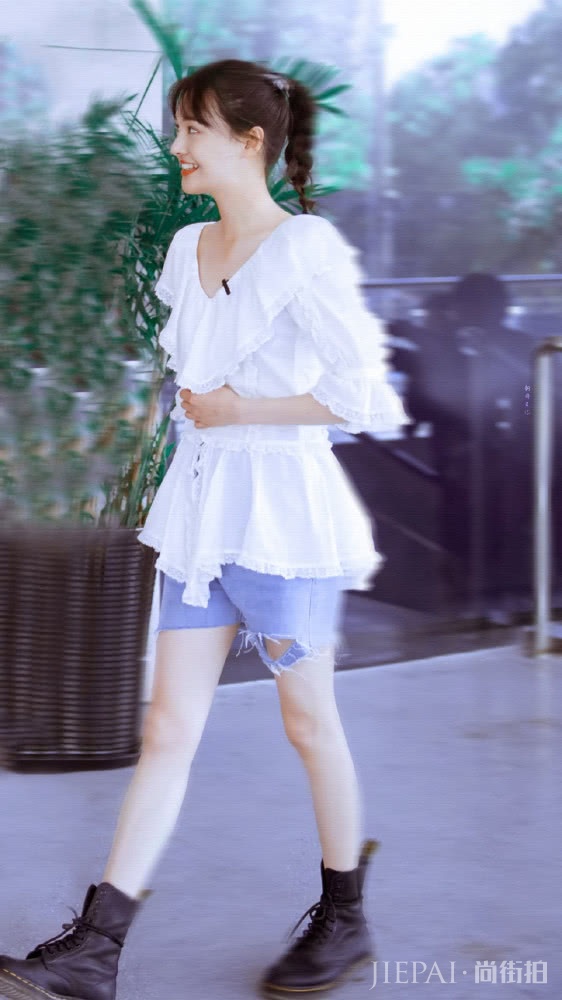 郑爽录制《女儿们的恋爱》,麻花辫配蕾丝衬衫好少女