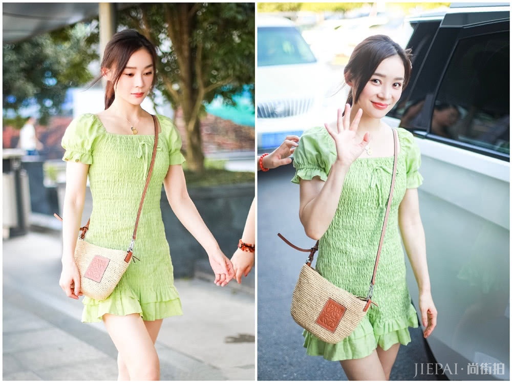 袁姗姗穿牛油果出街，褶皱裙秀出曼妙身材