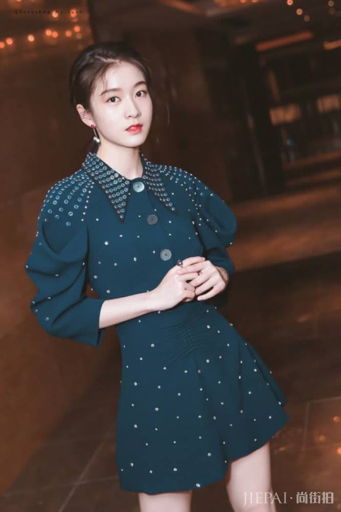 张雪迎条纹针织衫配超短裤,扎戚薇同款腰带,却比戚薇还要帅气