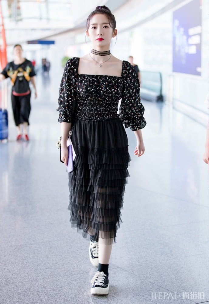 孟美岐穿紫色衬衫玩下衣失踪,斜扎麻花辫变温柔少女