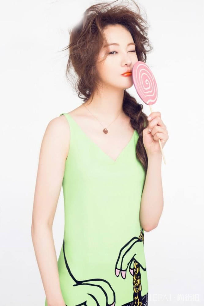 郑爽梳爆炸头配紧身露腰装，舞台上热舞成熟又撩人