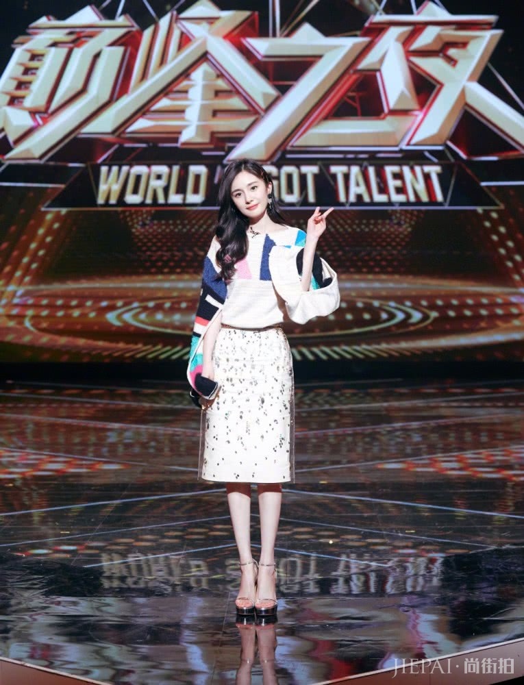 杨幂穿厚实高领针织衫配单车裤,画烟熏妆摩登又帅气