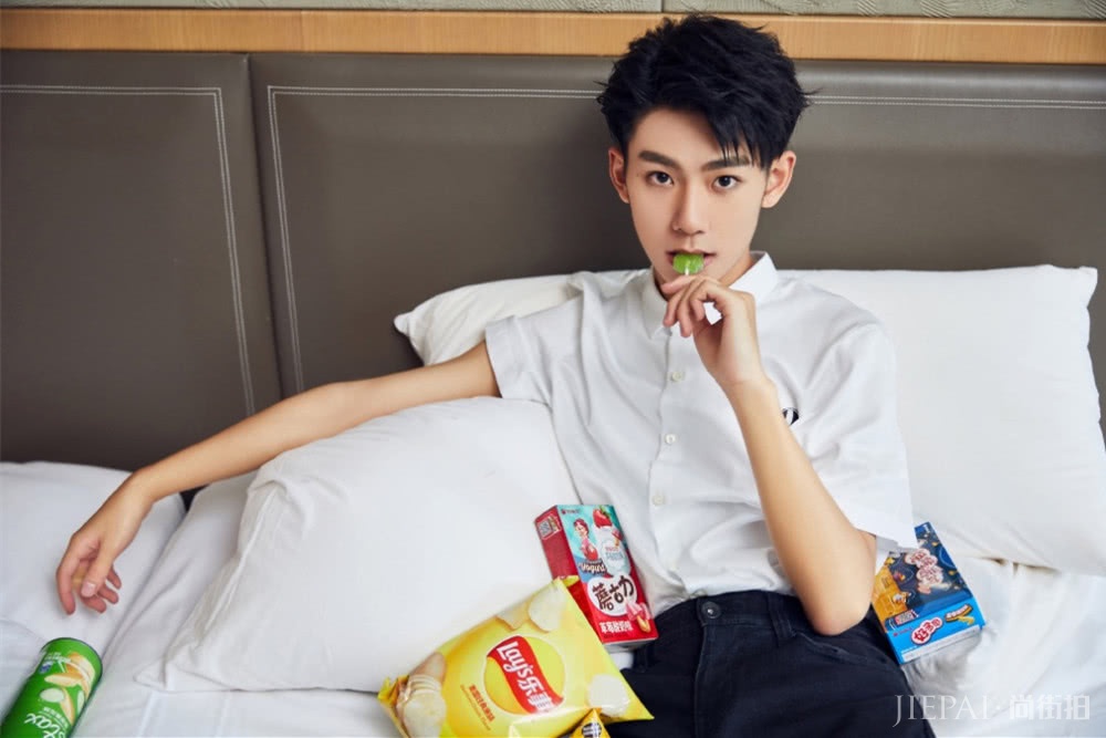 18岁刘家祎私服清爽帅气，不戴眼镜好高冷，跟林磊儿判若两人