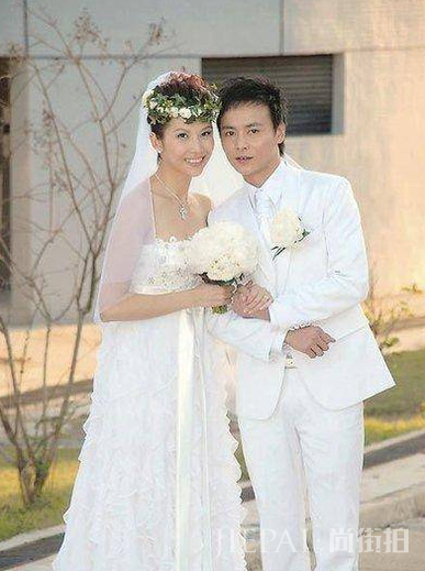 放着豪门不进,嫁给“穷小子”的2大女星,如今过的都很幸福!