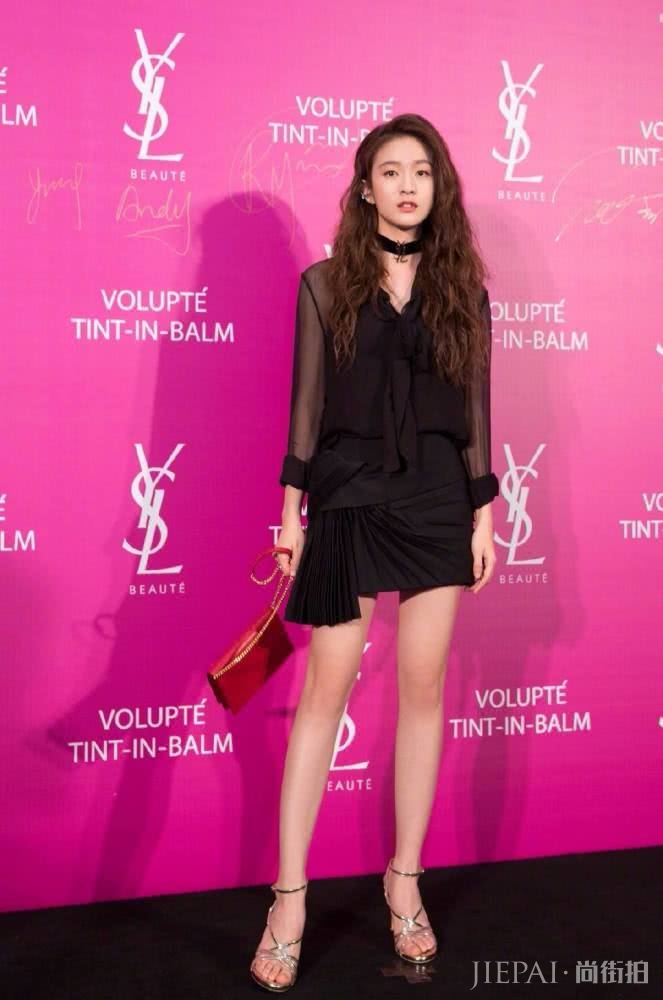 张雪迎条纹针织衫配超短裤,扎戚薇同款腰带,却比戚薇还要帅气