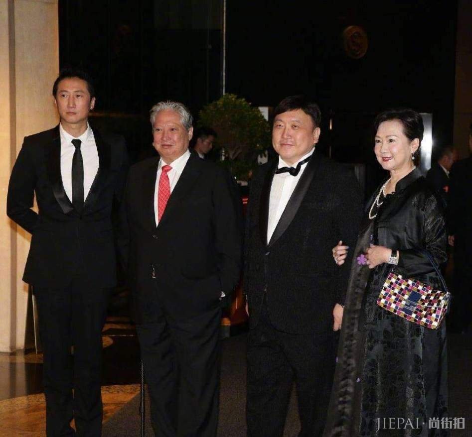 门当户对多重要?郭碧婷爸爸和向华强亲家见面,场面尴尬气氛冷