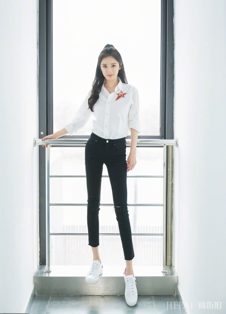 杨幂穿厚实高领针织衫配单车裤,画烟熏妆摩登又帅气