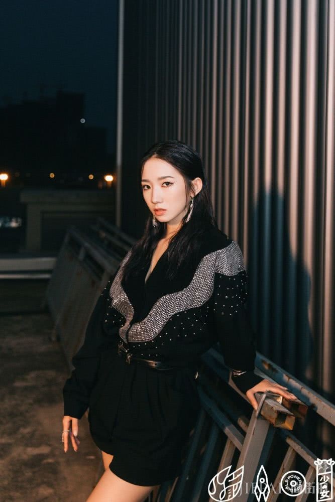 孟美岐深夜营业,黑发黑衣黑靴风格神似戚薇