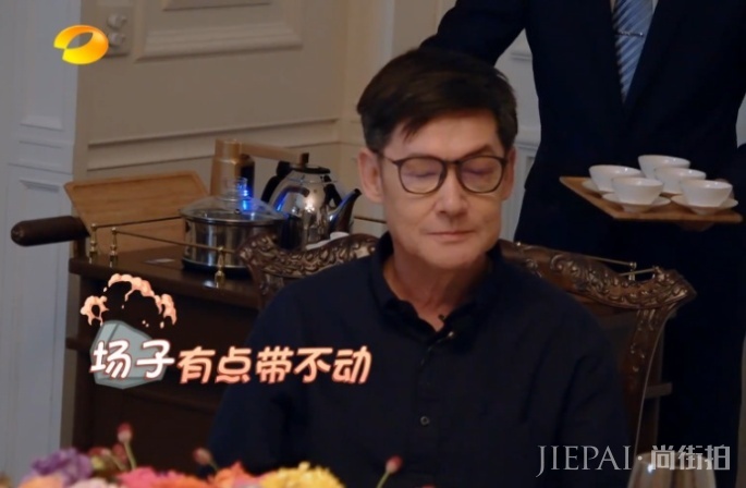 门当户对多重要?郭碧婷爸爸和向华强亲家见面,场面尴尬气氛冷