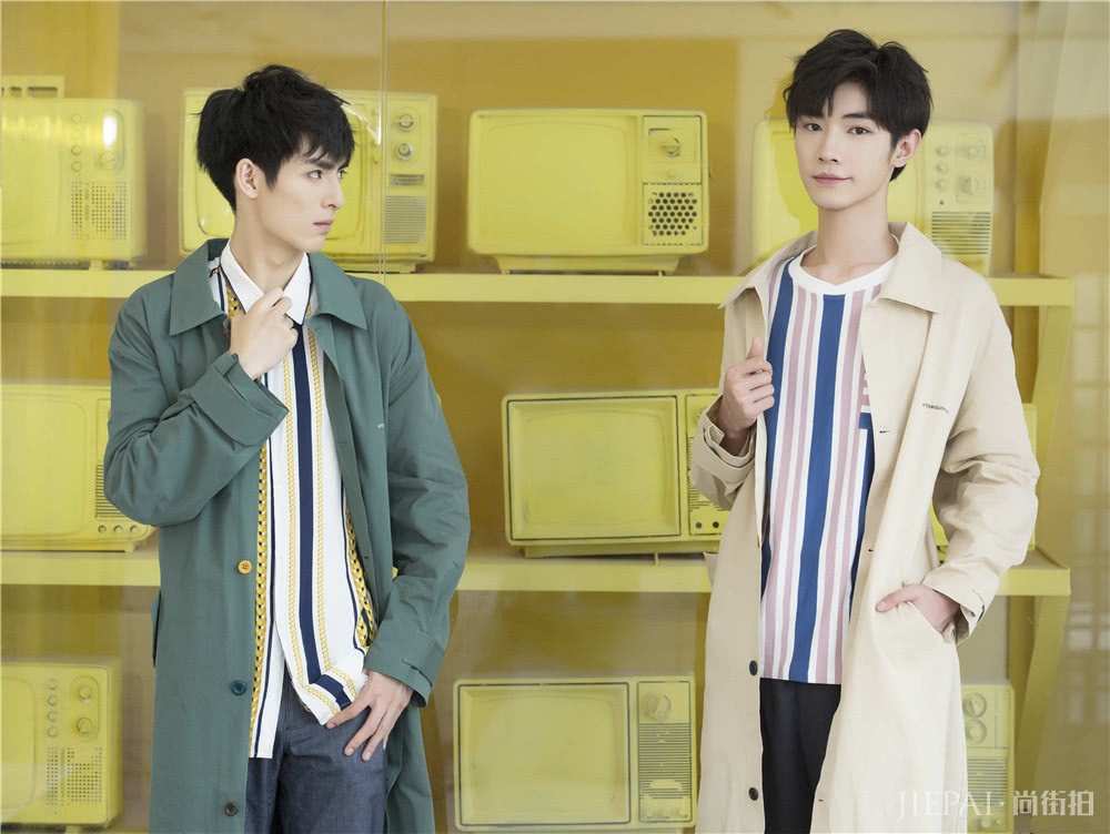 晓星尘薛洋剧外拍写真,穿同款风衣气质翩翩,内搭条纹衫更显默契