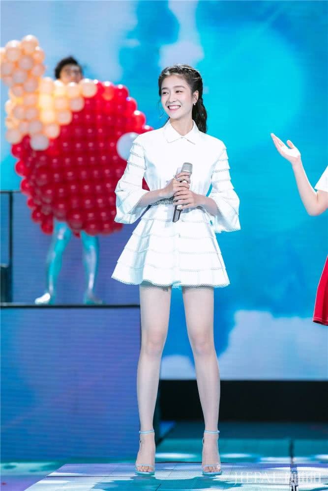 张雪迎条纹针织衫配超短裤,扎戚薇同款腰带,却比戚薇还要帅气