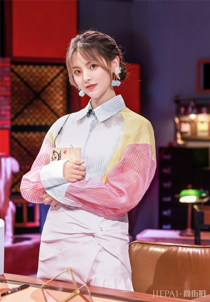 杨超越穿撞色衬衫释放少女感,混搭半裙秀美腿,耳朵戴俩绣球真甜