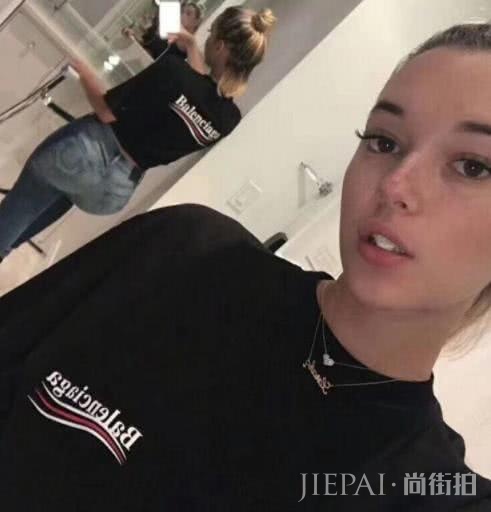 鞠婧祎红T搭配白色百褶裙,活力酷似二次元少女