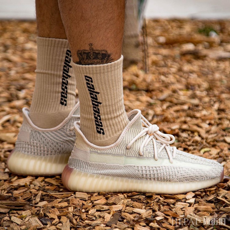 全新YEEZY BOOST 350 V2曝光,上脚帅不帅?