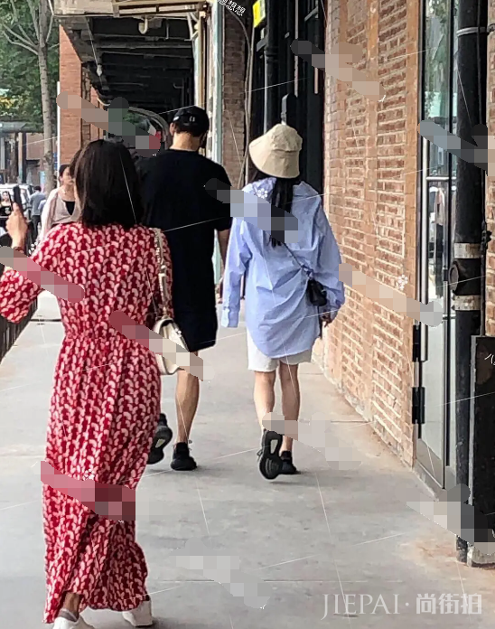 超淡定！杨幂魏大勋懒理模糊牵手照，依旧合体上线打游戏