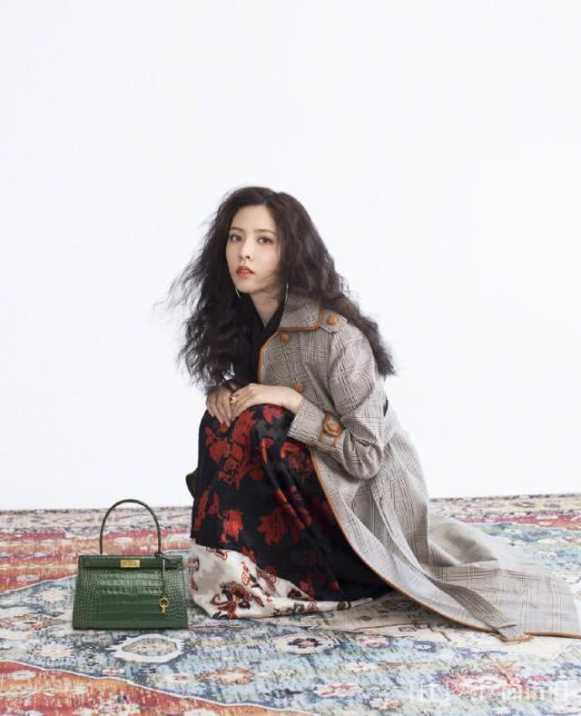 宋妍霏周雨彤同登画报，两位时髦精的穿搭，你更pick哪一位？