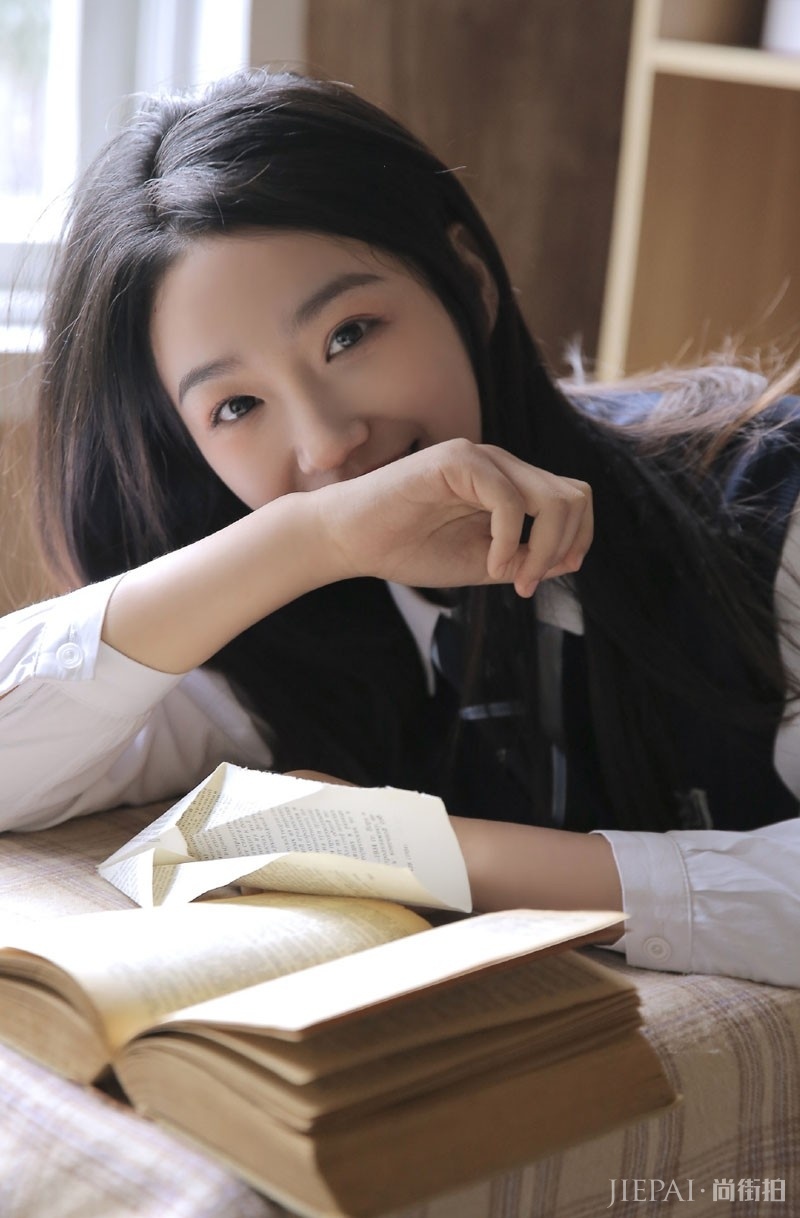 可爱清纯氧气美女学生妹制服俏丽个人写真图片