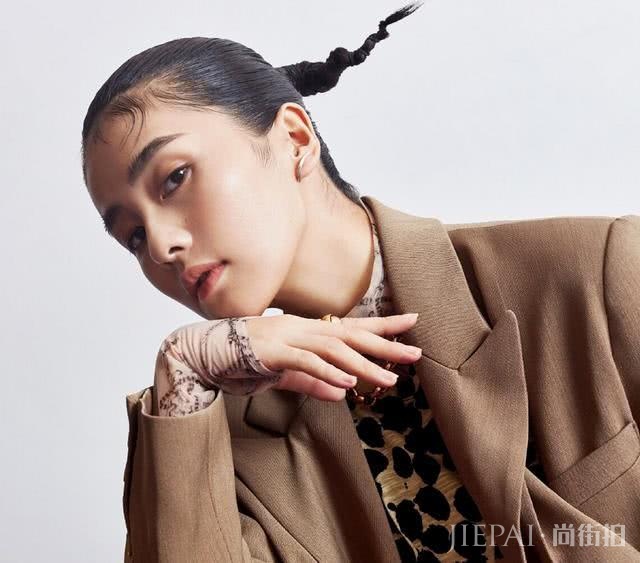 白鹿最新时尚硬照简直A到爆，扎“钢丝”辫秒变狂野少女