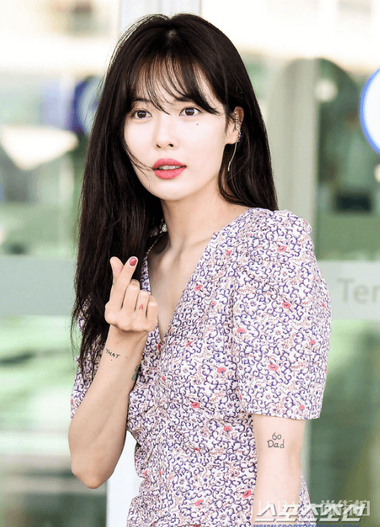 金泫雅机场街拍颜值重回巅峰，涂口红美到认不出