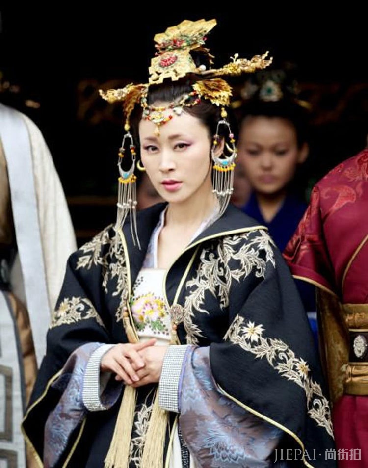 结婚时没房没车还没床,如今低调恩爱24年,12岁女儿很漂亮