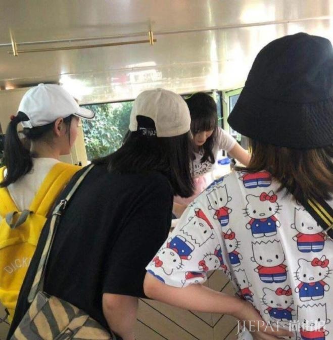 郑爽穿粉色围裙化身漂亮小厨娘,亲手为粉丝做奶茶太暖心